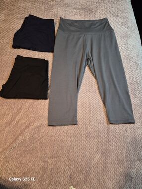3-Pack Capri Length Leggings, Blue, Light Gray & Black, L/XL, EUC